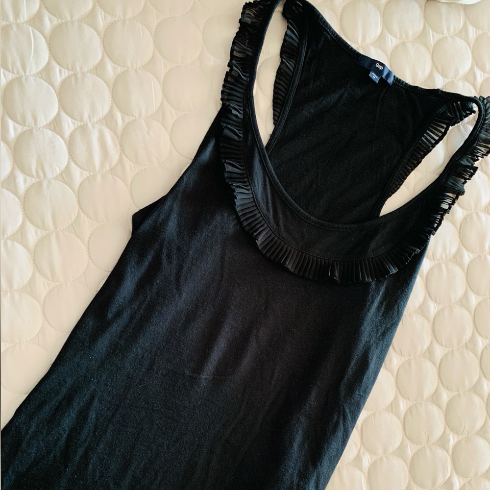Gap Size M Ruffle Neck Tank top in Black
Body: 60%Cotton 40%Modal
Neck: 100%Poly